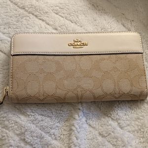 **NEW** Coach Signature Jacquard Accordion Wallet